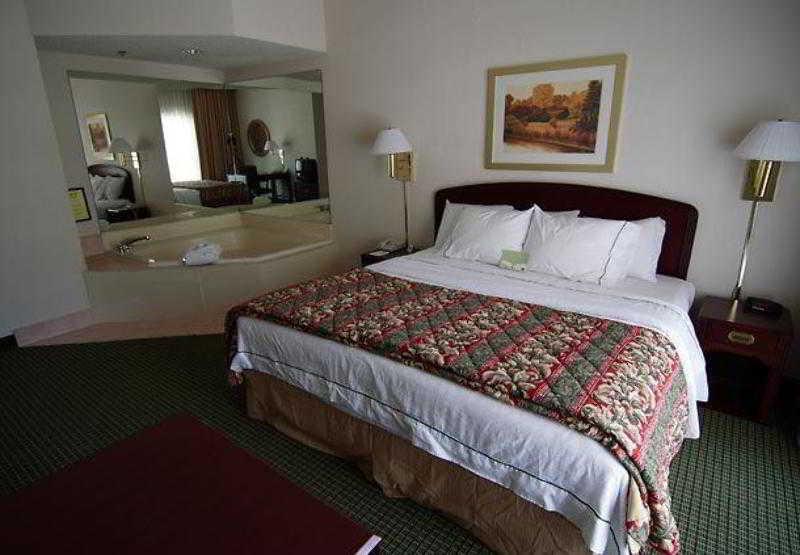 Courtyard By Marriott Tulsa Central Exterior foto