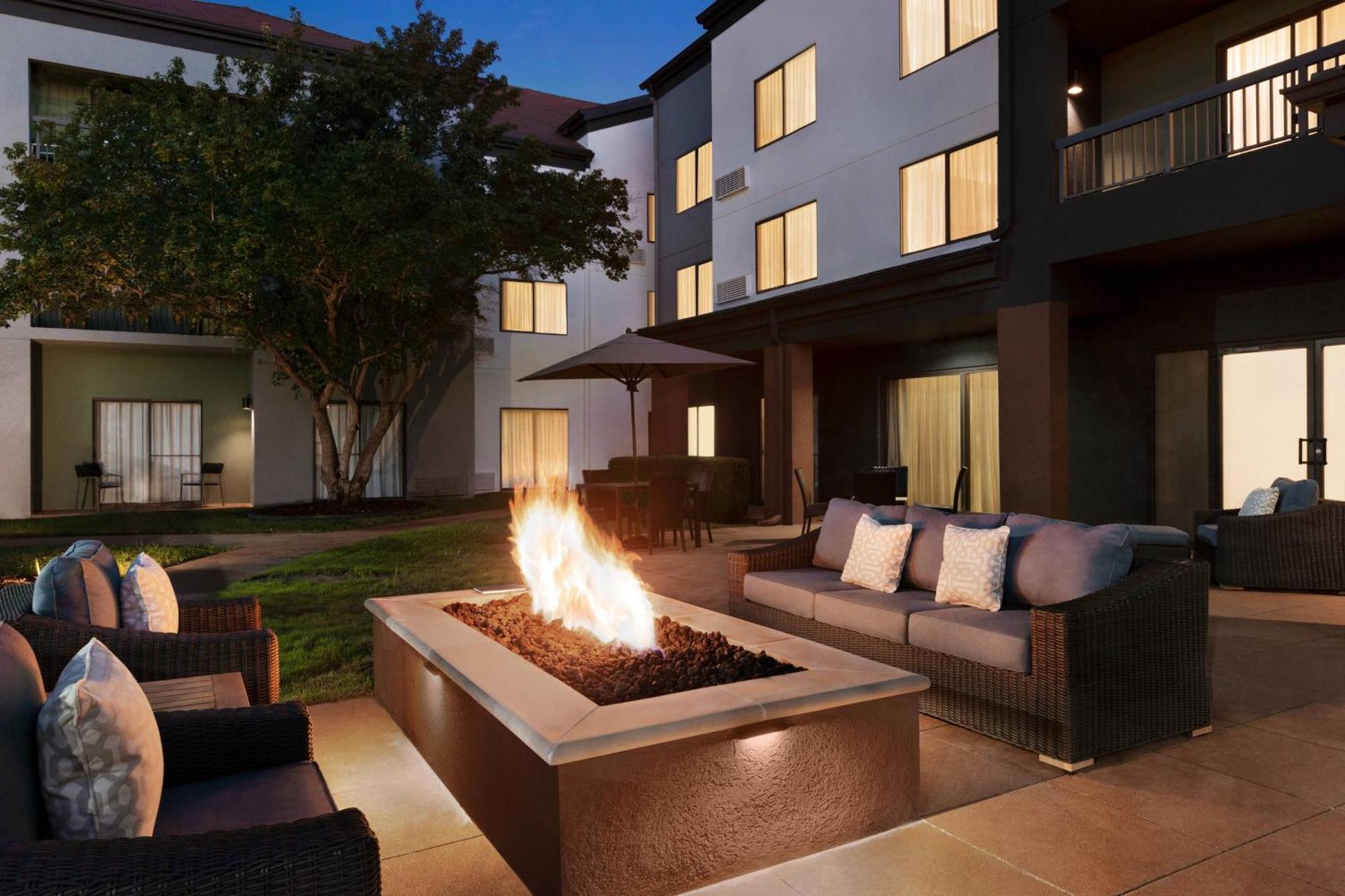 Courtyard By Marriott Tulsa Central Exterior foto